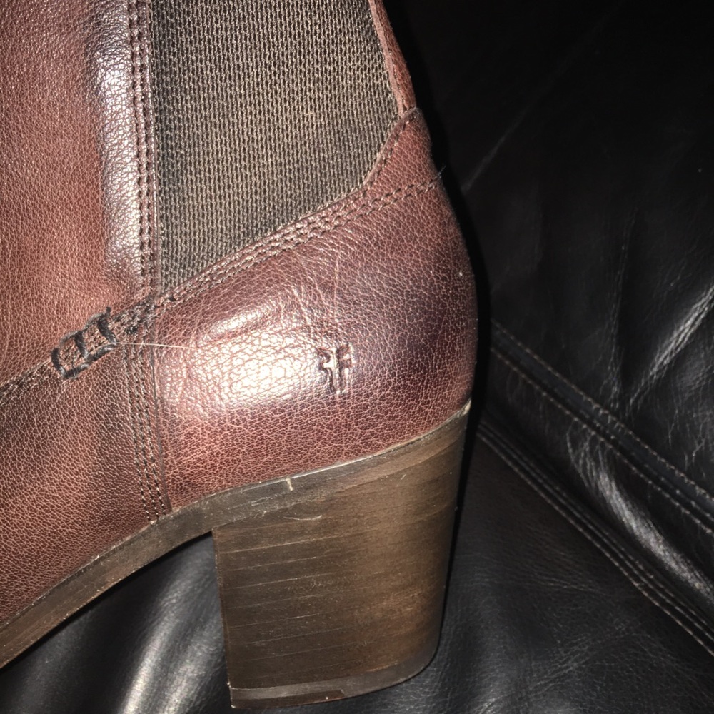 *NEW chocolate brown FRYE ankle booties.